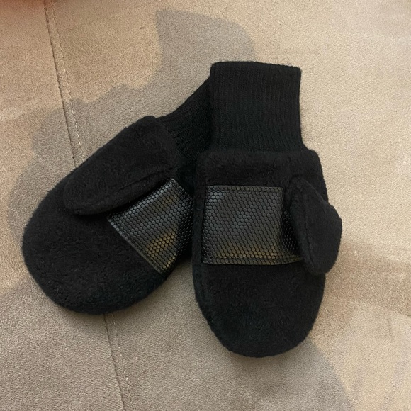 GAP Mittens  - Picture 4 of 4